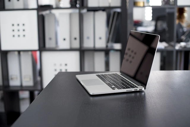 Moderna laptop sobre una mesa de oficina representando una tienda de tecnología